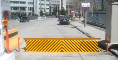 Hydraulic Road Blockers